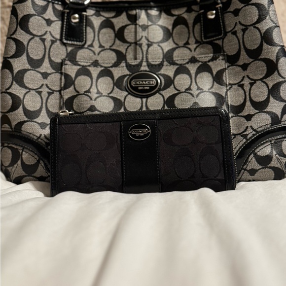 Coach Monogram - Heritage EUC with bonus wallet - Picture 2 of 14